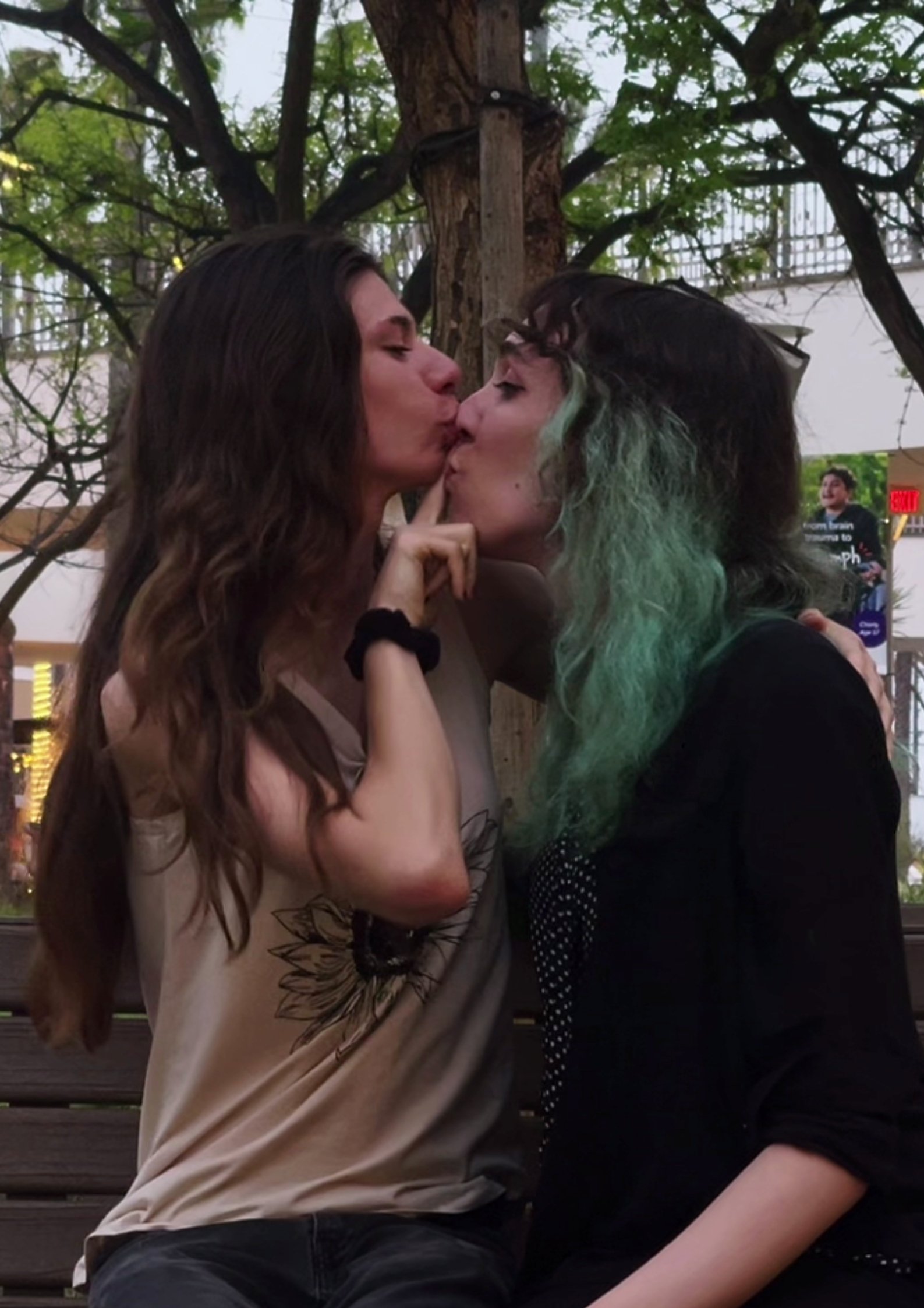 Necessity: Transgender Kiss - Bild 1 von 5