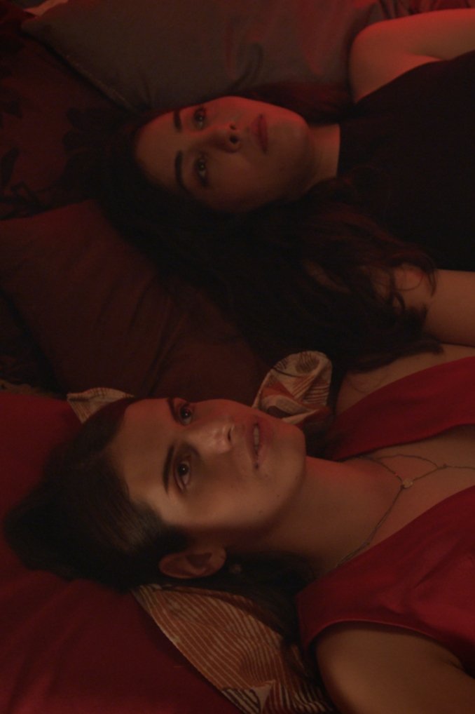 Between Her - Bild 1 von 2